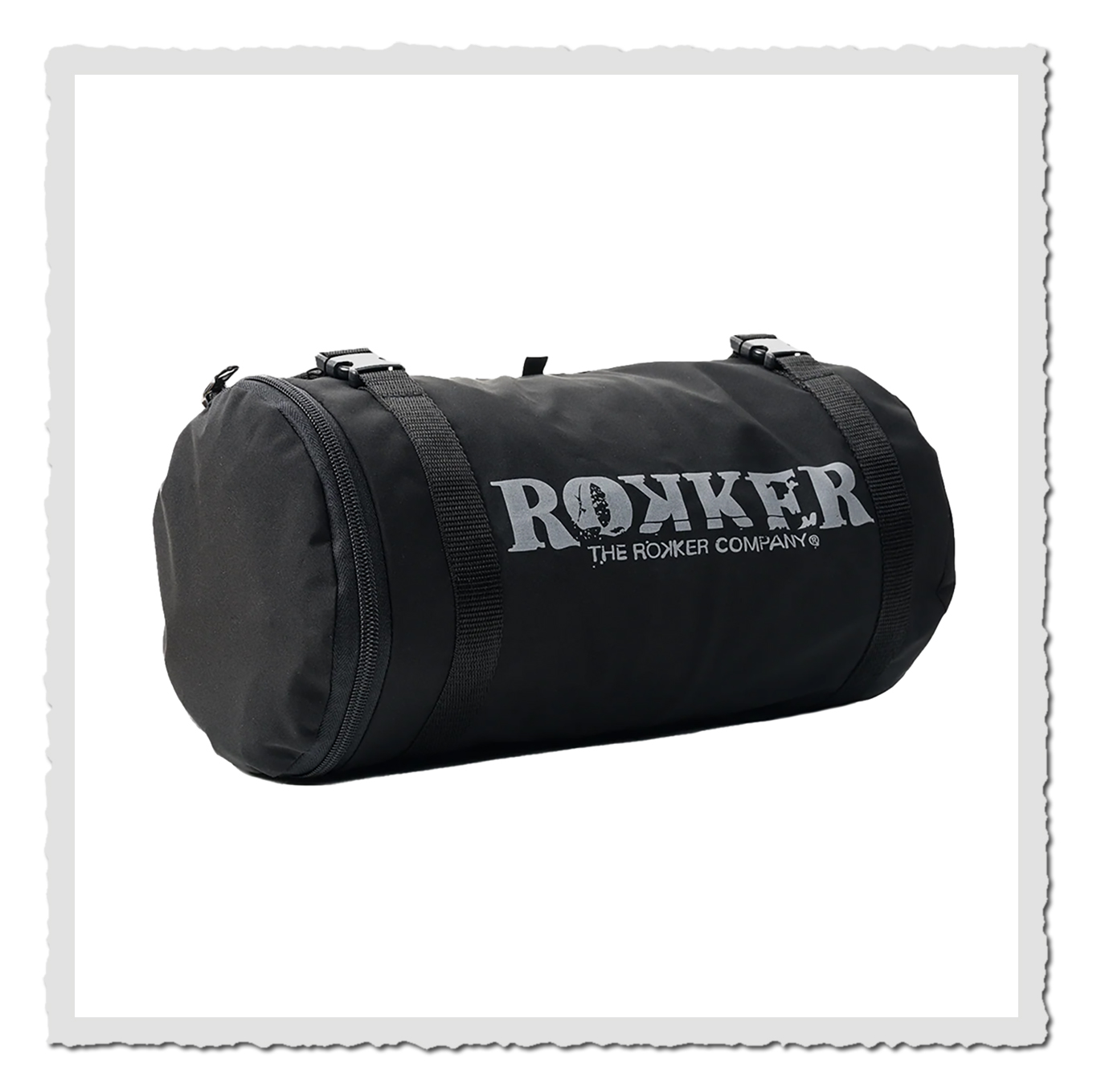 Schwarze zylindrische Tasche mit Rokker-Logo, zwei Riemen, freigestellt auf weißem Hintergrund.